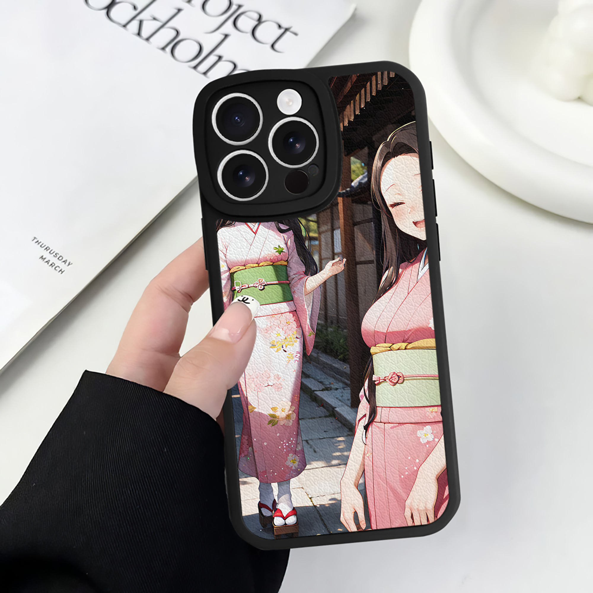 （画像用） 鬼滅の刃（きめつのやいば）竈門 禰󠄀豆子／かまど ねずこ Kamado Nezuko 【iPhone 16シリーズ対応】シリコンスマホケース（レザー調） 材質：シリコン